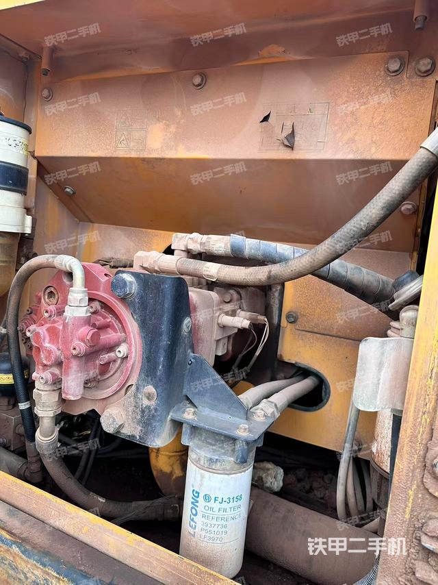 液壓泵艙室正面整體（整機(jī)外觀）