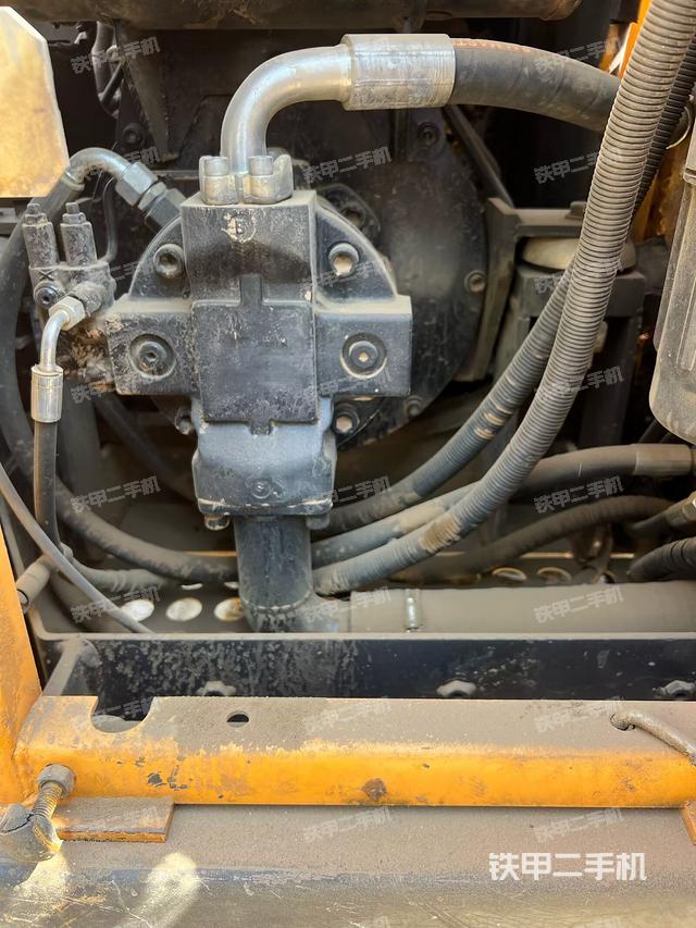 液壓泵艙室正面整體(整機(jī)外觀) 液壓泵艙室正面整體(整機(jī)外觀)