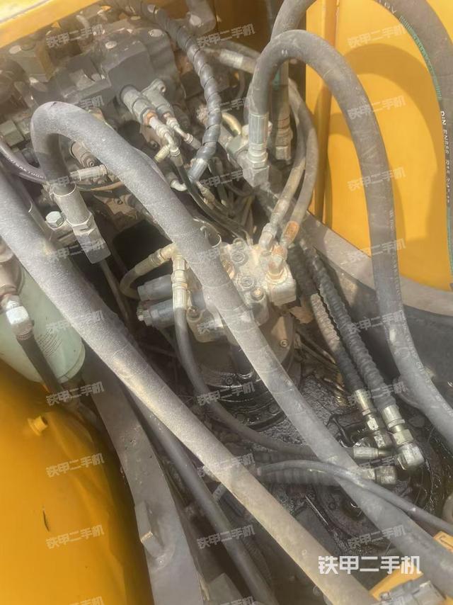 回转马达和主控阀（整机外观）