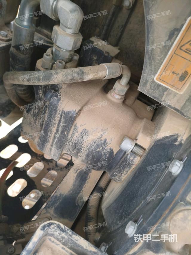 液壓泵艙室正面整體(整機外觀) 液壓泵艙室正面整體(整機外觀)
