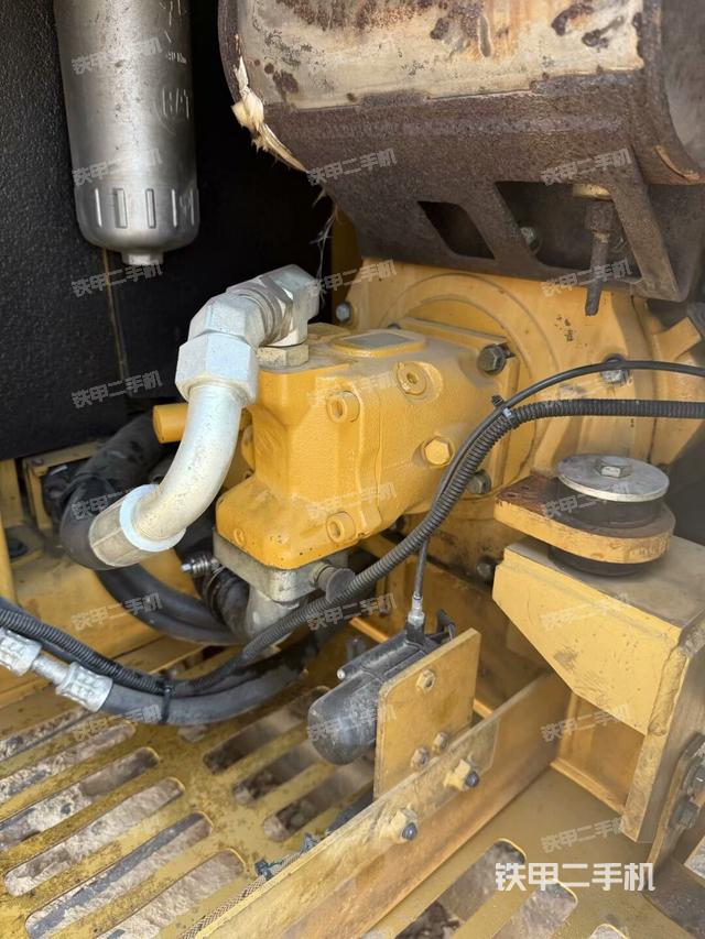 液壓泵艙室正面整體(整機(jī)外觀) 液壓泵艙室正面整體(整機(jī)外觀)