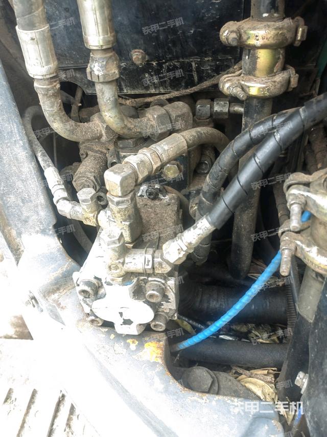 液壓泵艙室正面整體（整機外觀）