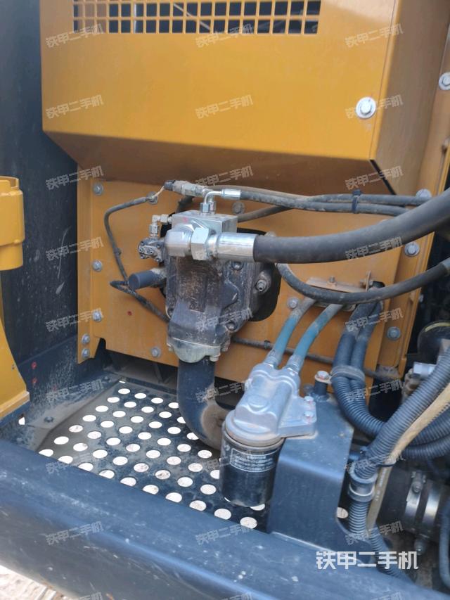 液壓泵艙室正面整體(整機(jī)外觀) 液壓泵艙室正面整體(整機(jī)外觀)