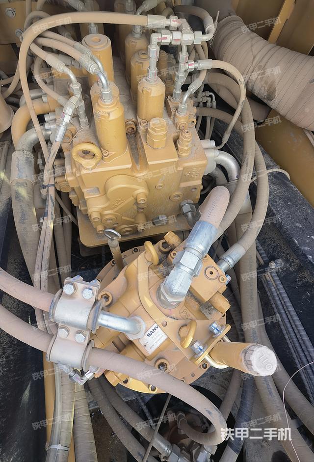 回转马达和主控阀（整机外观）