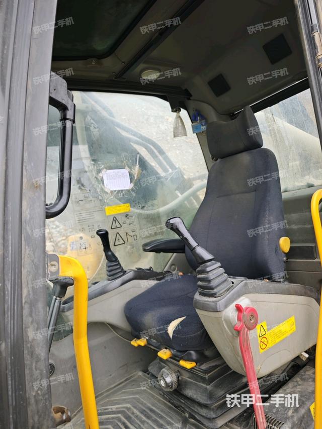 駕駛室整體（整機外觀）