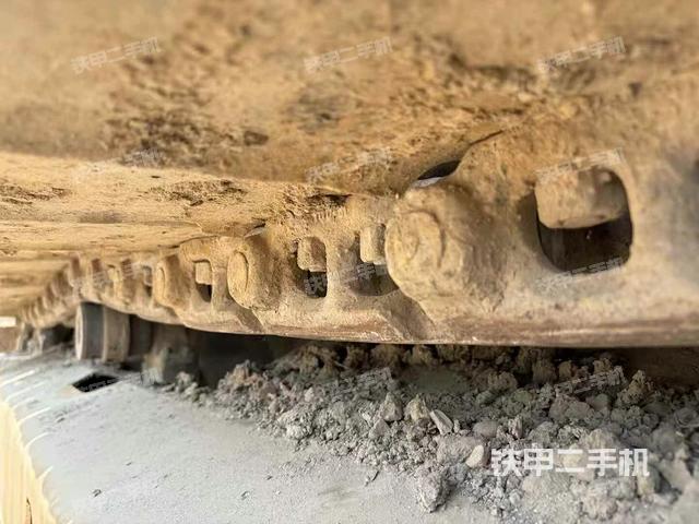 單側(cè)履帶整體(整機(jī)外觀) 單側(cè)履帶整體(整機(jī)外觀)
