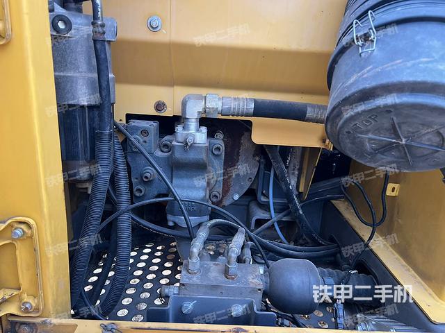 液壓泵艙室正面整體(整機(jī)外觀) 液壓泵艙室正面整體(整機(jī)外觀)