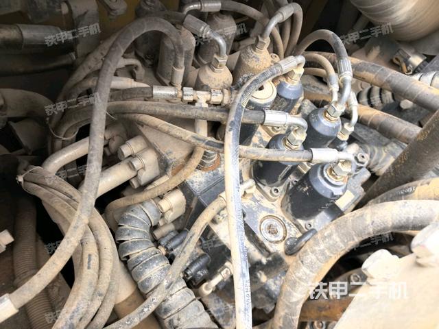 回转马达和主控阀(整机外观) 回转马达和主控阀(整机外观)