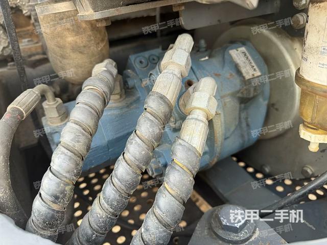 液壓泵艙室正面整體(整機(jī)外觀) 液壓泵艙室正面整體(整機(jī)外觀)