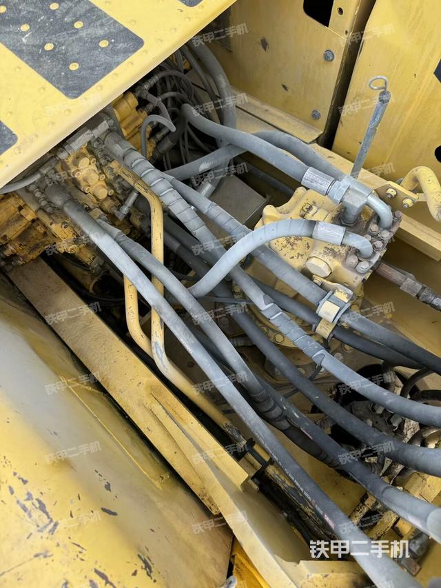 回轉(zhuǎn)馬達和主控閥(整機外觀) 回轉(zhuǎn)馬達和主控閥(整機外觀)