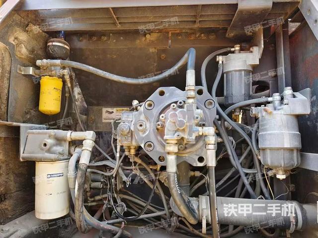 液压泵舱室正面整体(整机外观) 液压泵舱室正面整体(整机外观)