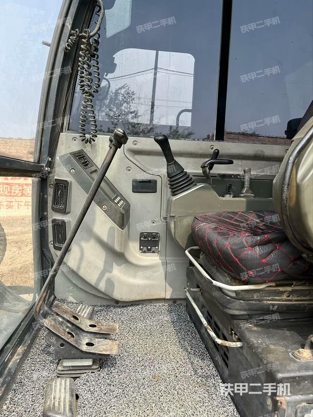 駕駛室頂部(整機外觀) 駕駛室頂部(整機外觀)