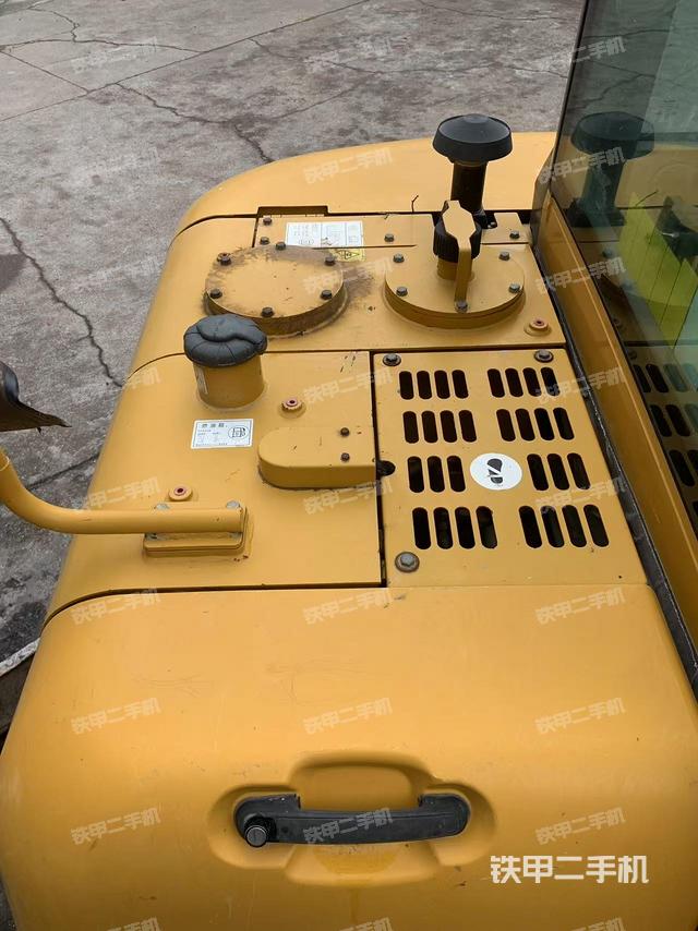 回轉(zhuǎn)馬達(dá)和主控閥（整機(jī)外觀）