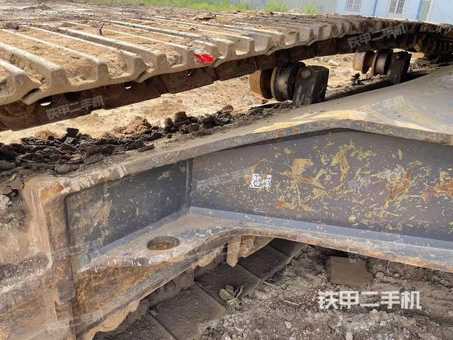 單側(cè)履帶整體(整機(jī)外觀(guān)) 單側(cè)履帶整體(整機(jī)外觀(guān))