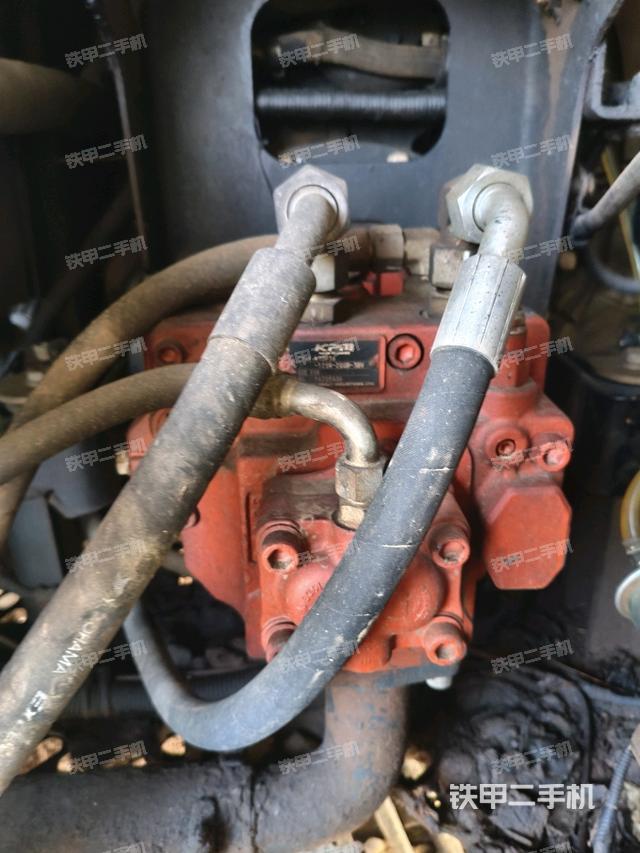 液压泵舱室正面整体(整机外观) 液压泵舱室正面整体(整机外观)