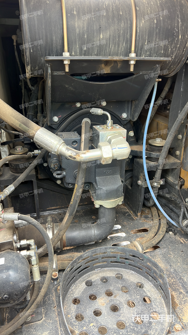 液壓泵艙室正面整體(整機外觀) 液壓泵艙室正面整體(整機外觀)