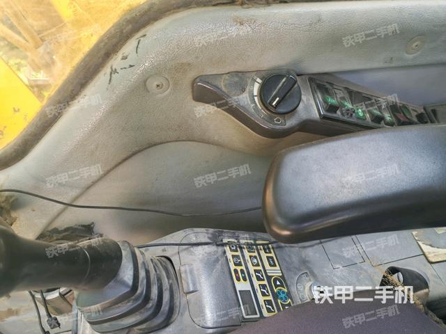 座椅右側(cè)控制臺/鑰匙門/油門/含右手柄(駕駛室部分) 座椅右側(cè)控制臺/鑰匙門/油門/含右手柄(駕駛室部分)