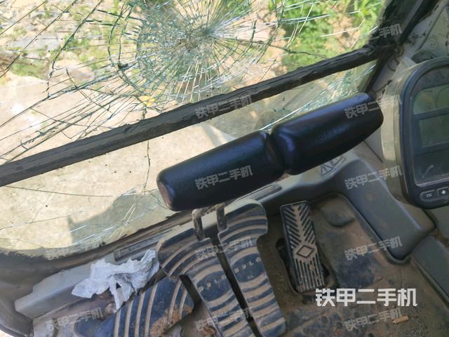 行走控制手柄和踏板?俯拍(駕駛室部分) 行走控制手柄和踏板?俯拍(駕駛室部分)