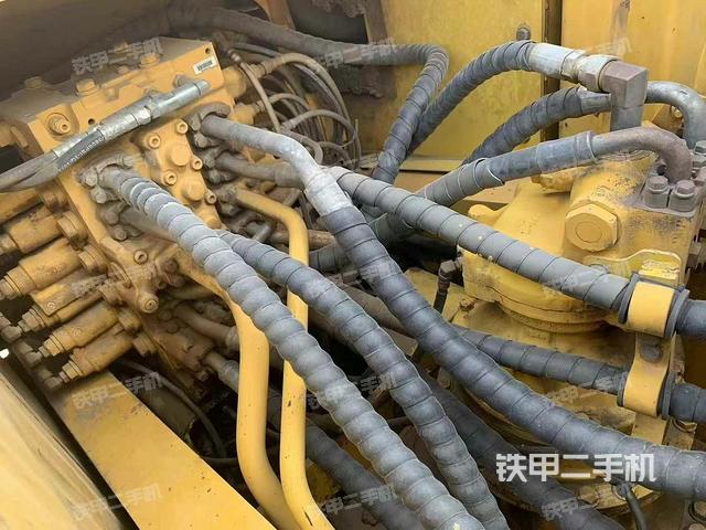 回轉(zhuǎn)馬達(dá)和主控閥(整機(jī)外觀) 回轉(zhuǎn)馬達(dá)和主控閥(整機(jī)外觀)