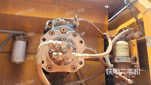 液压泵舱室正面整体（整机外观）