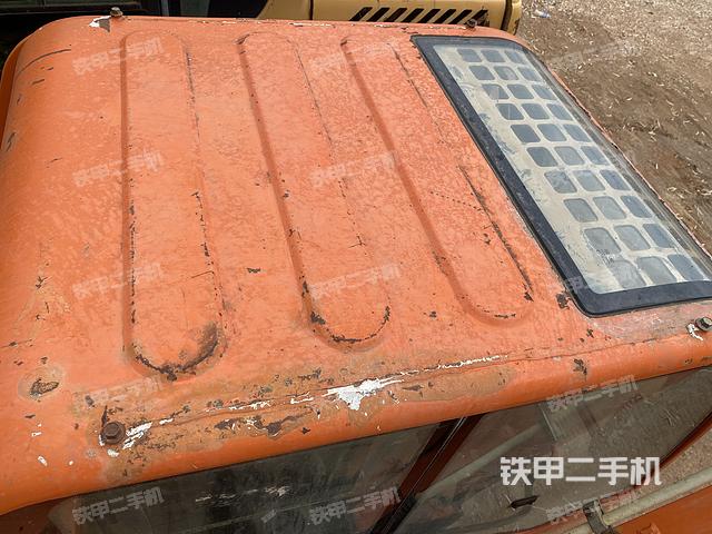 駕駛室頂部(整機(jī)外觀) 駕駛室頂部(整機(jī)外觀)