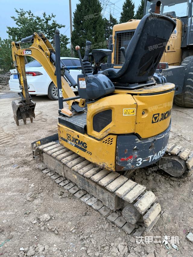 駕駛室頂部(整機(jī)外觀) 駕駛室頂部(整機(jī)外觀)