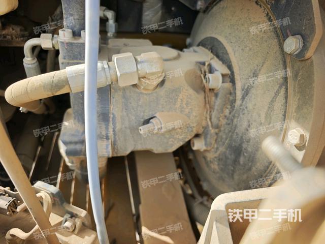 回转马达和主控阀(整机外观) 回转马达和主控阀(整机外观)