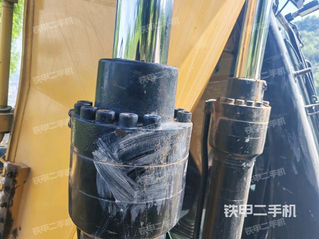 鏟斗右后整體(工作和回轉(zhuǎn)裝置) 鏟斗右后整體(工作和回轉(zhuǎn)裝置)
