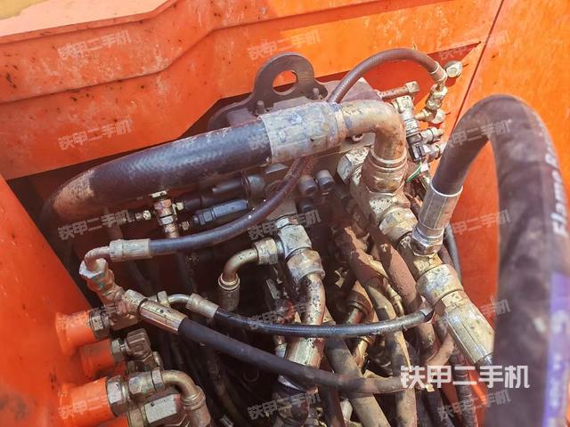 回转马达和主控阀（整机外观）