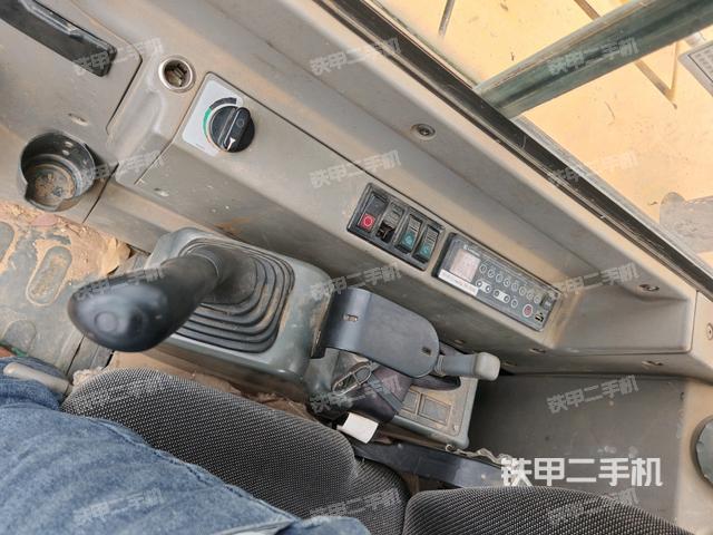 座椅右側(cè)控制臺(tái)/鑰匙門(mén)/油門(mén)/含右手柄(駕駛室部分) 座椅右側(cè)控制臺(tái)/鑰匙門(mén)/油門(mén)/含右手柄(駕駛室部分)