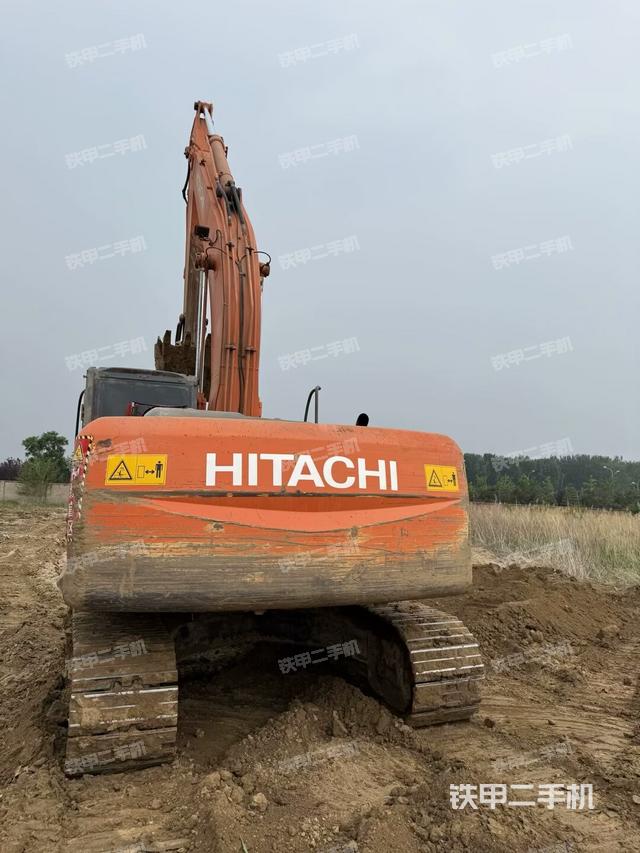 駕駛室頂部(整機(jī)外觀) 駕駛室頂部(整機(jī)外觀)