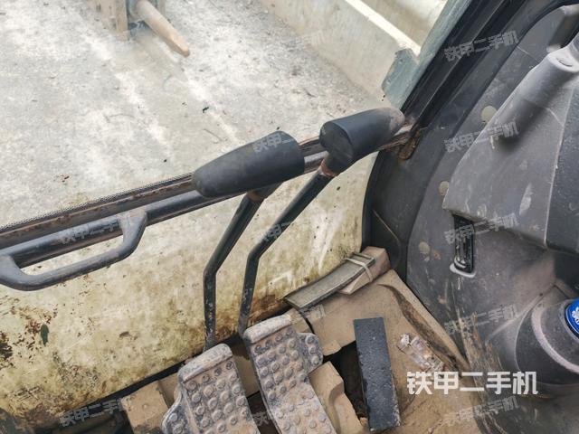 行走控制手柄和踏板?俯拍(駕駛室部分) 行走控制手柄和踏板?俯拍(駕駛室部分)