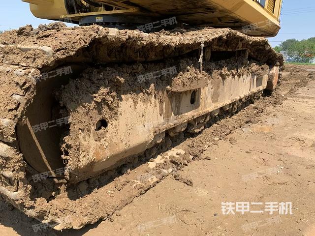 單側(cè)履帶整體(整機(jī)外觀) 單側(cè)履帶整體(整機(jī)外觀)