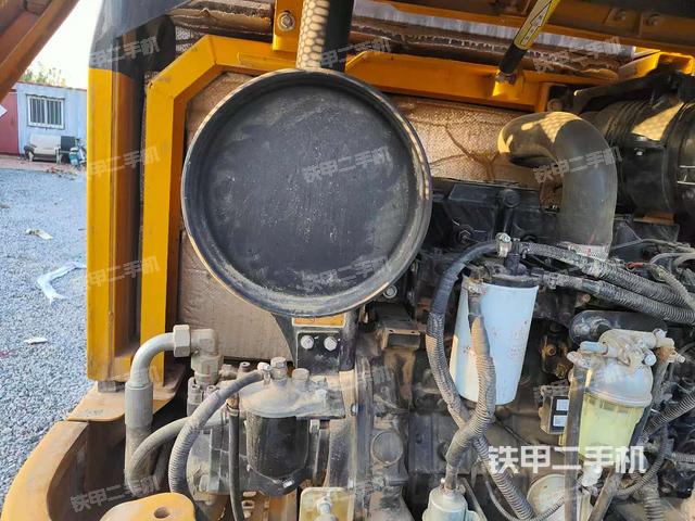 液压泵舱室正面整体(整机外观) 液压泵舱室正面整体(整机外观)