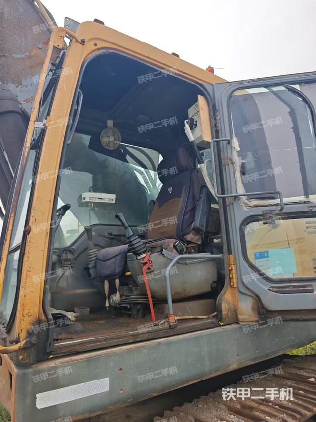 駕駛室整體（整機外觀）