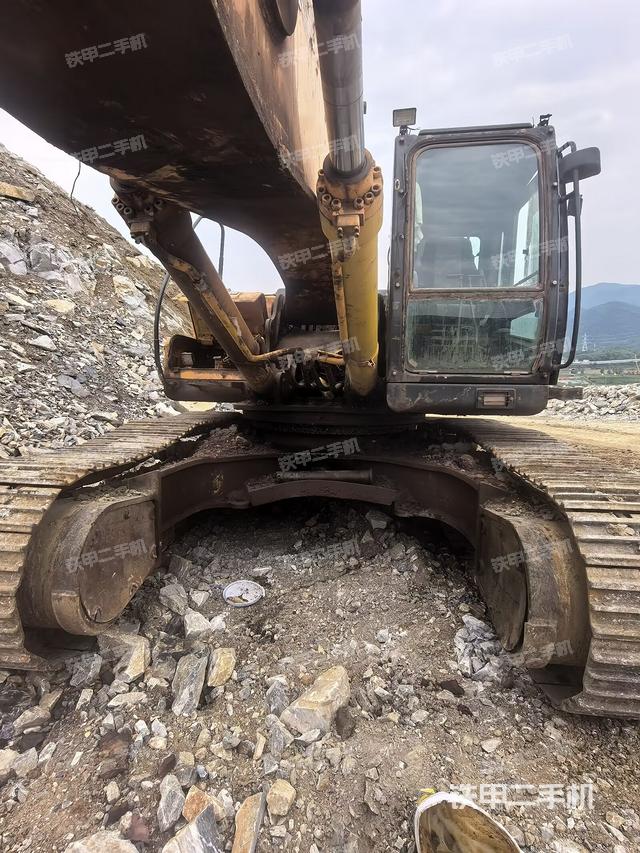 大臂油缸整体 竖拍(工作和回转装置) 大臂油缸整体 竖拍(工作和回转装置)