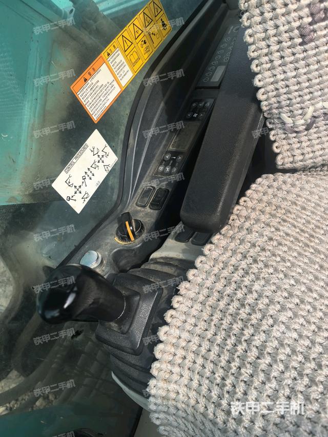 座椅右侧控制台/钥匙门/油门/含右手柄(驾驶室部分) 座椅右侧控制台/钥匙门/油门/含右手柄(驾驶室部分)