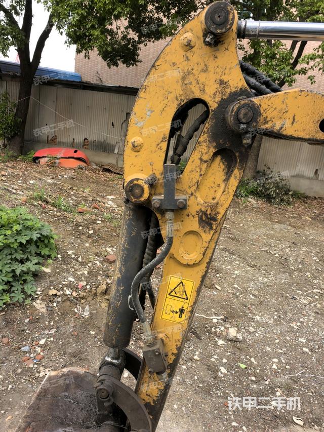 小臂整体左后(工作和回转装置) 小臂整体左后(工作和回转装置)