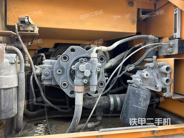 液壓泵艙室正面整體(整機外觀) 液壓泵艙室正面整體(整機外觀)
