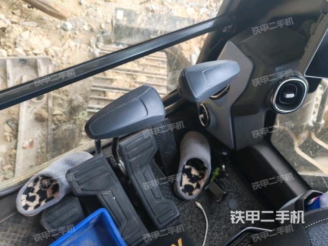 行走控制手柄和踏板?俯拍（駕駛室部分）