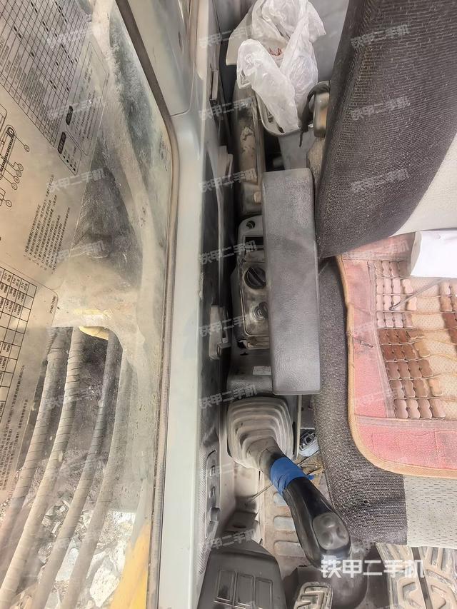 座椅右侧控制台/钥匙门/油门/含右手柄(驾驶室部分) 座椅右侧控制台/钥匙门/油门/含右手柄(驾驶室部分)