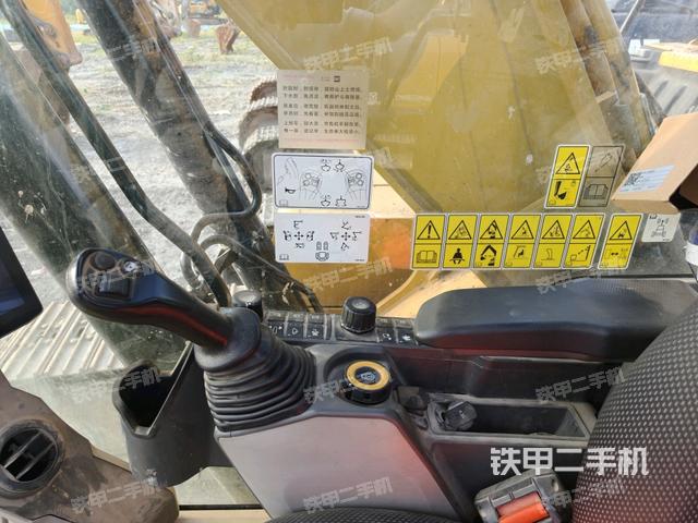行走控制手柄和踏板?俯拍(駕駛室部分) 行走控制手柄和踏板?俯拍(駕駛室部分)