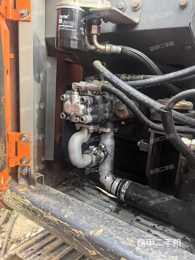 液压泵舱室正面整体(整机外观) 液压泵舱室正面整体(整机外观)