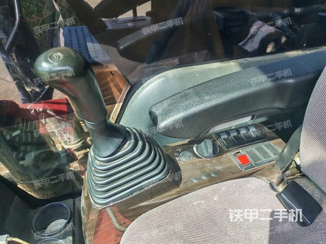 座椅左側(cè)控制臺/音響/含左手柄(駕駛室部分) 座椅左側(cè)控制臺/音響/含左手柄(駕駛室部分)