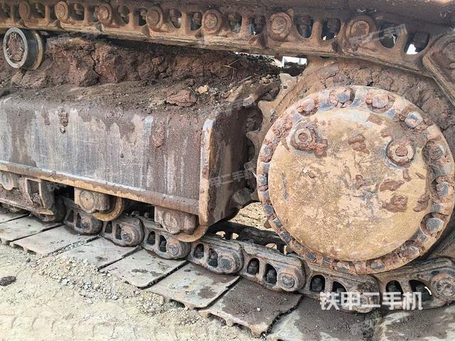 單側(cè)履帶整體(整機(jī)外觀) 單側(cè)履帶整體(整機(jī)外觀)