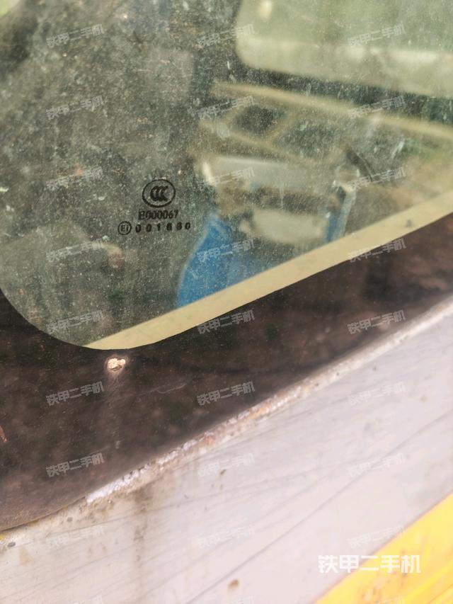 左后方玻璃角標(biāo)(駕駛室部分) 左后方玻璃角標(biāo)(駕駛室部分)