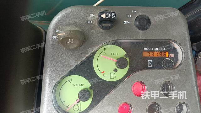 駕駛室頂部(整機(jī)外觀) 駕駛室頂部(整機(jī)外觀)