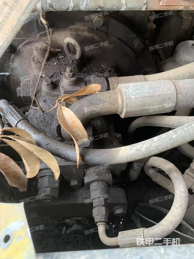 液壓泵艙室正面整體(整機(jī)外觀) 液壓泵艙室正面整體(整機(jī)外觀)