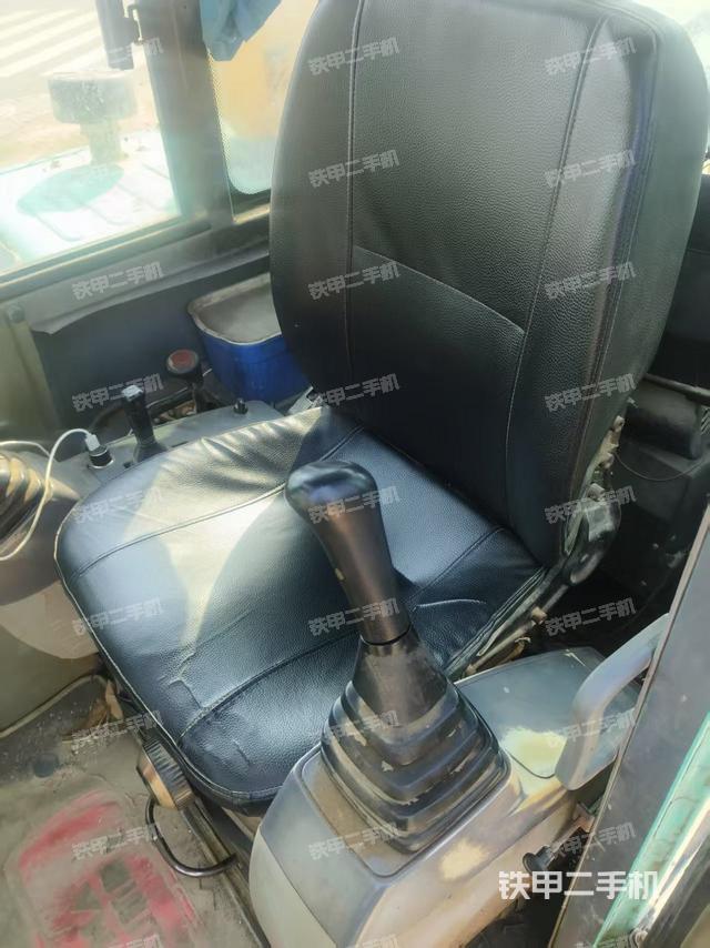 駕駛室整體(整機(jī)外觀) 駕駛室整體(整機(jī)外觀)