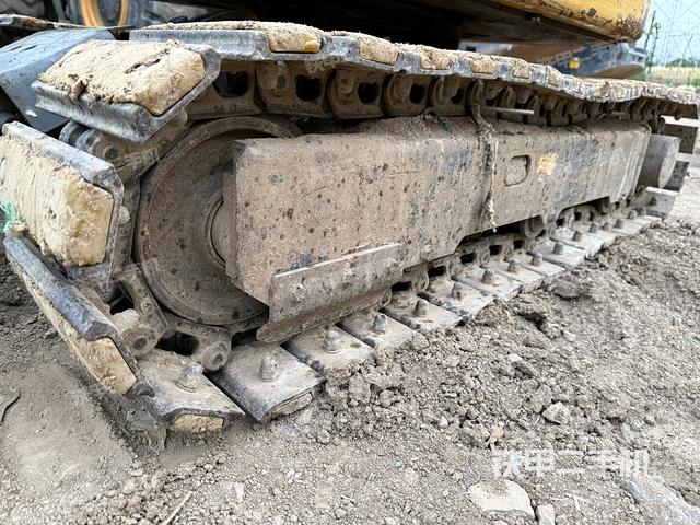 單側(cè)履帶整體(整機(jī)外觀) 單側(cè)履帶整體(整機(jī)外觀)